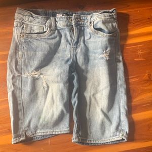 I am selling a pair of Levi’s shorts like jeans they’re super cute